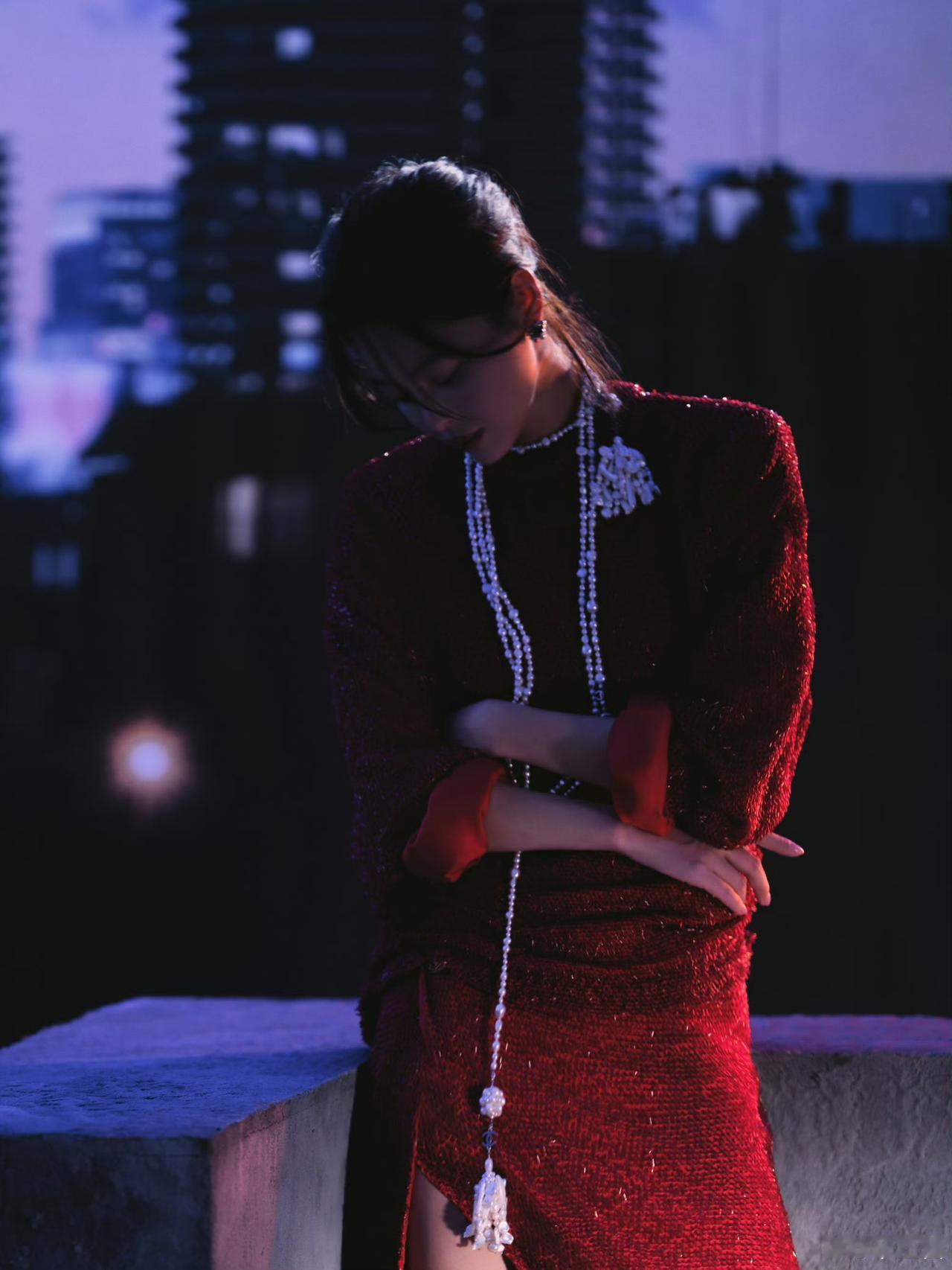 昨晚最满意的应该是辛芷蕾了。虽然红毯不是压轴，但是位置却是女明星里最🐂的。