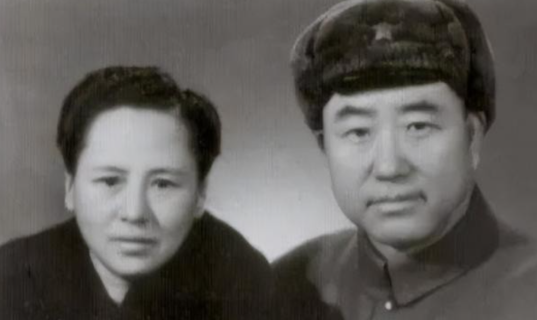 1950年11月，36军军长刘万春接到通知到北京参加会议，可是刚下车，就看到几名