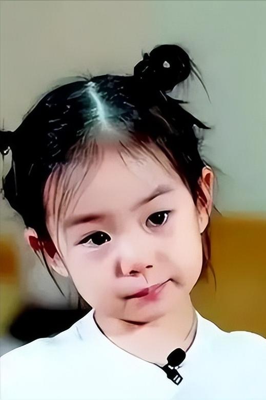 戚薇在综艺里爆料，李承铉当年以为女儿能随妈姓，兴冲冲把名字写成李戚薇，还觉得自己