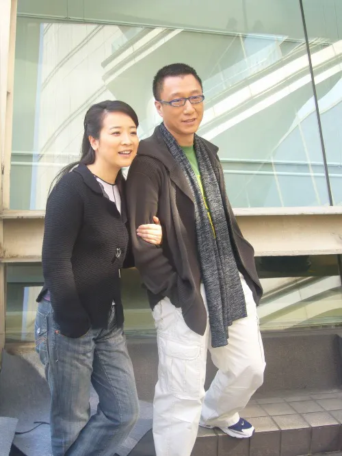 一次，孙红雷和陈小艺拍戏时要接吻，孙红雷紧张得直冒汗，他对导演说：“你要不走开点