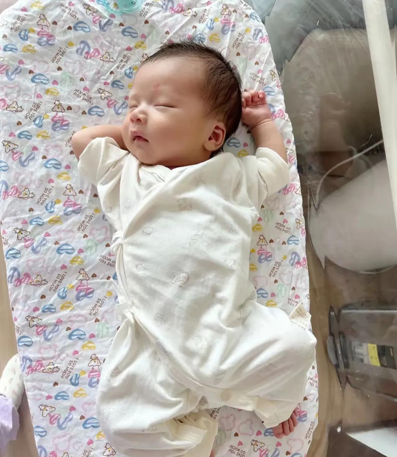 第三个孩子出生，汪小菲说这次感觉完全不一样。他抱着儿子喂奶时愣住了。小家伙的