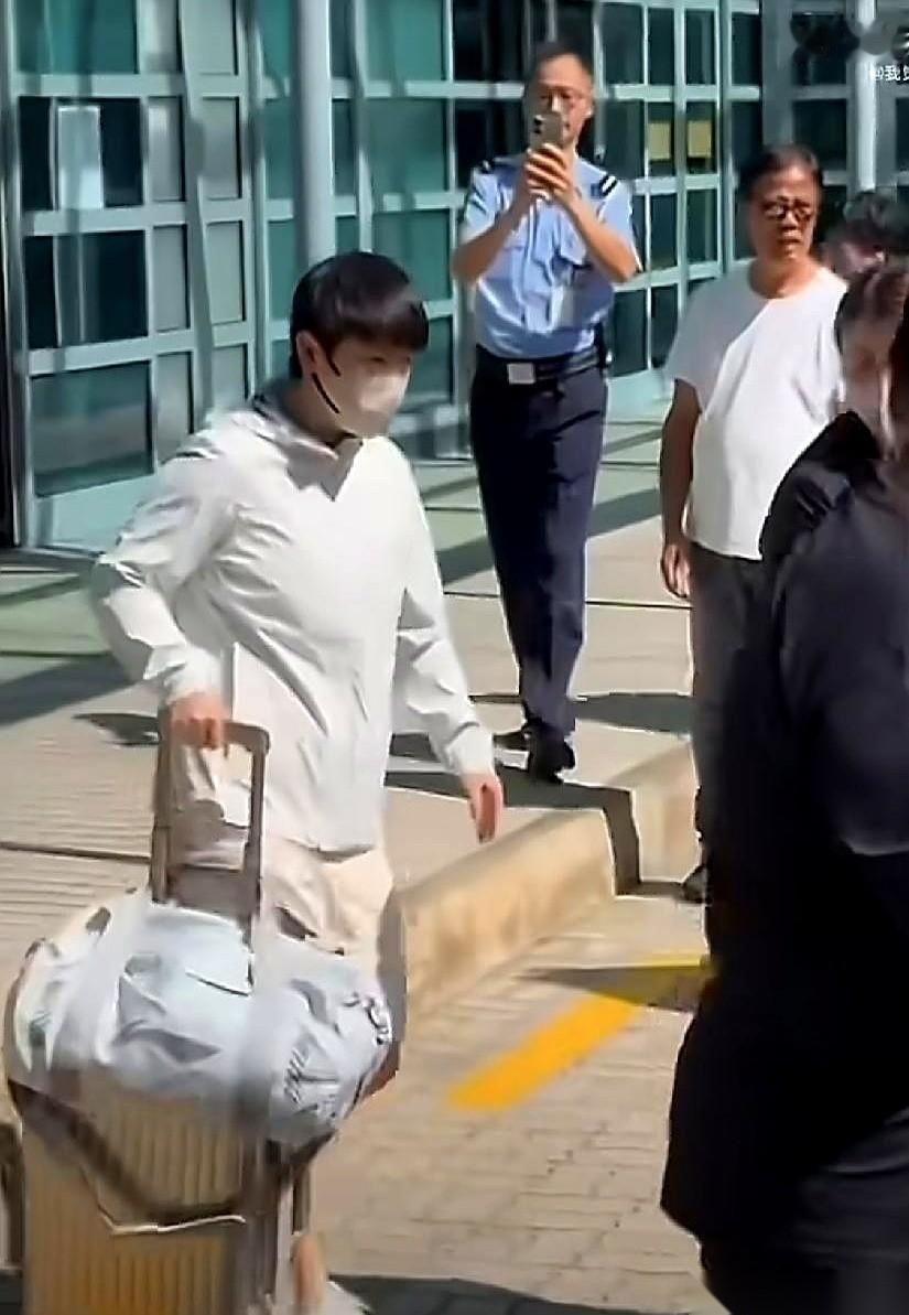 国乒这趟洛杉矶回京，最有意思的一幕，出在了安检口。王楚钦这边，画风彻底松弛下来
