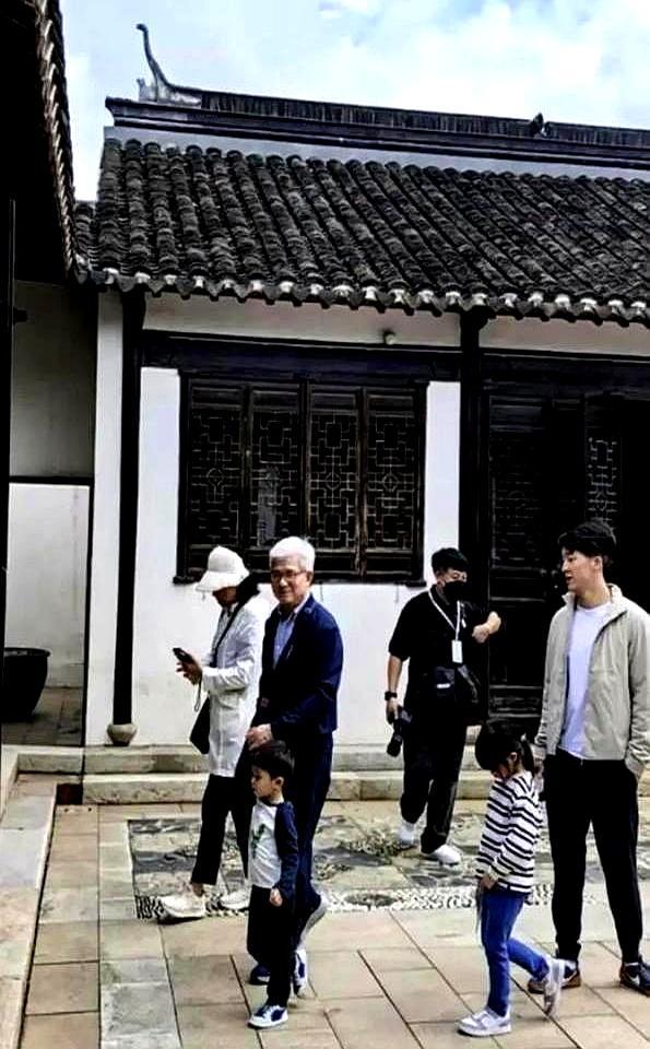 儿子大婚，百亿富豪罗康瑞，竟连一张请柬都没收到。这巴掌，是替他妈何晶洁打的