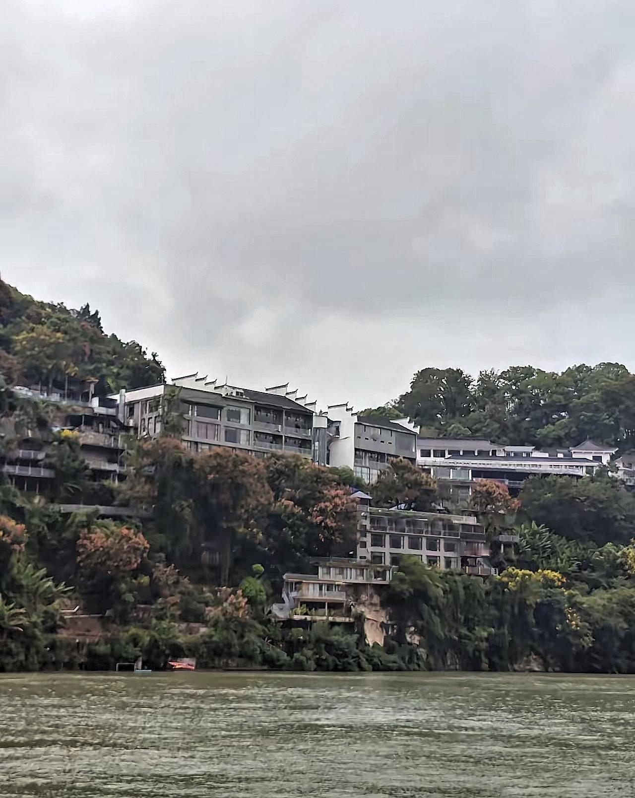 董宇辉被问起张雪峰靠不靠谱时，没直接评判，反倒揪出了对方说过的一句扎心话：寒门最