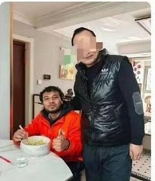 一对老夫妻请了一个兼职上门清洗油烟机，得知对方是孟加拉留学生，做兼职是为了賺取生