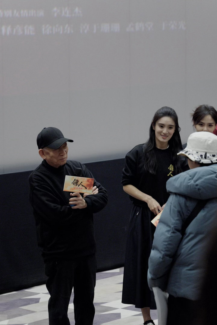 吴京袁和平老实人豁出去了五十多岁的吴京和八十多岁的袁和平，在重庆路演现场直接“疯