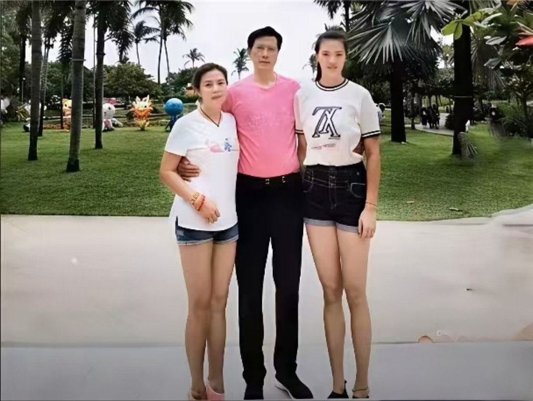 吴冠希张常宁这是一张常宁宝宝与父母的温馨合影，宝宝的成长道路离不开宝爸宝妈的帮