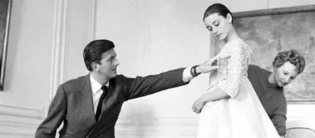 纪梵希打造了赫本所有经典形象，却从没成为她丈夫。这不止是设计师与明星。他拿起