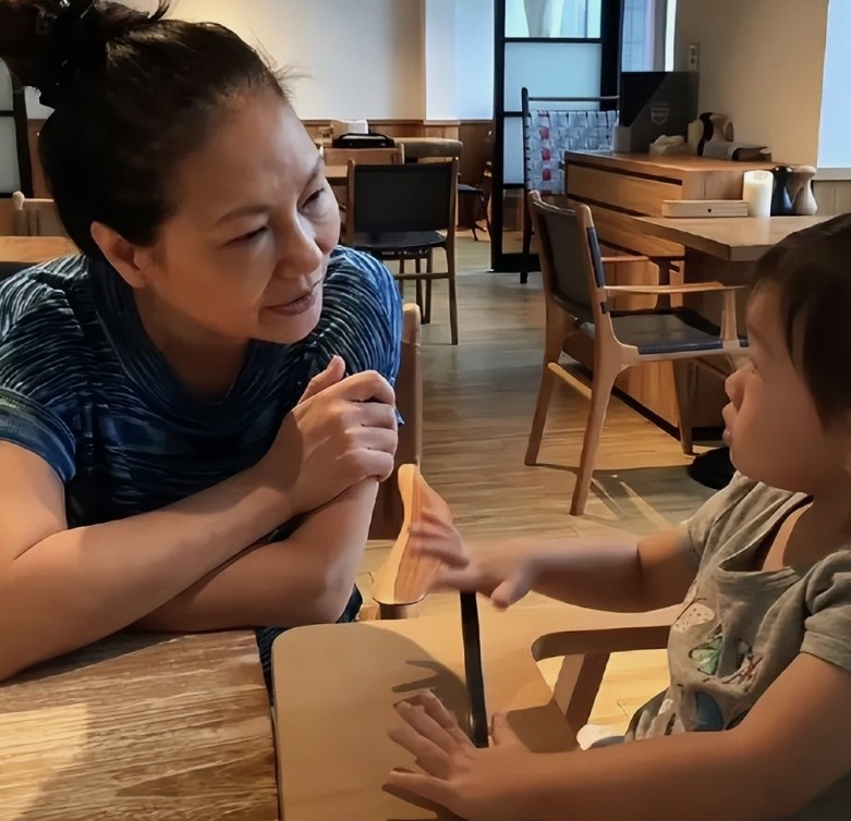 常言道:爱屋及乌，爱大S就会爱她的两个孩子。 对孩子不闻不问，甚是不念，不念