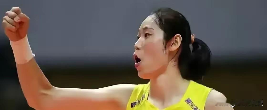 2016年里约夺冠后，朱婷拉着大姐朱娟英去郑州挑房子，售楼处里大姐一直拽她衣角小