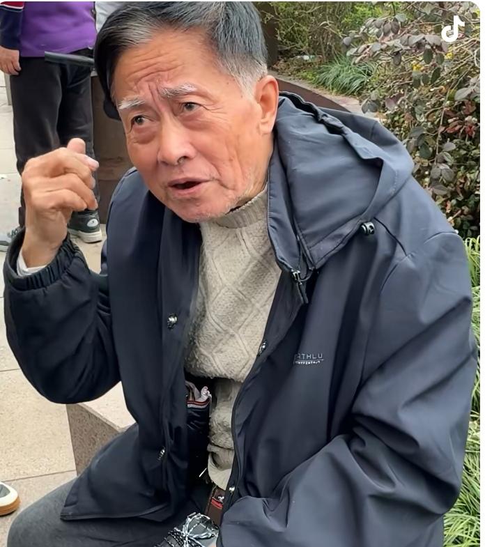 “建工”爷叔因炒股票而出名，因为买的上海建工从5块多跌到现在的2块2角8分，由于