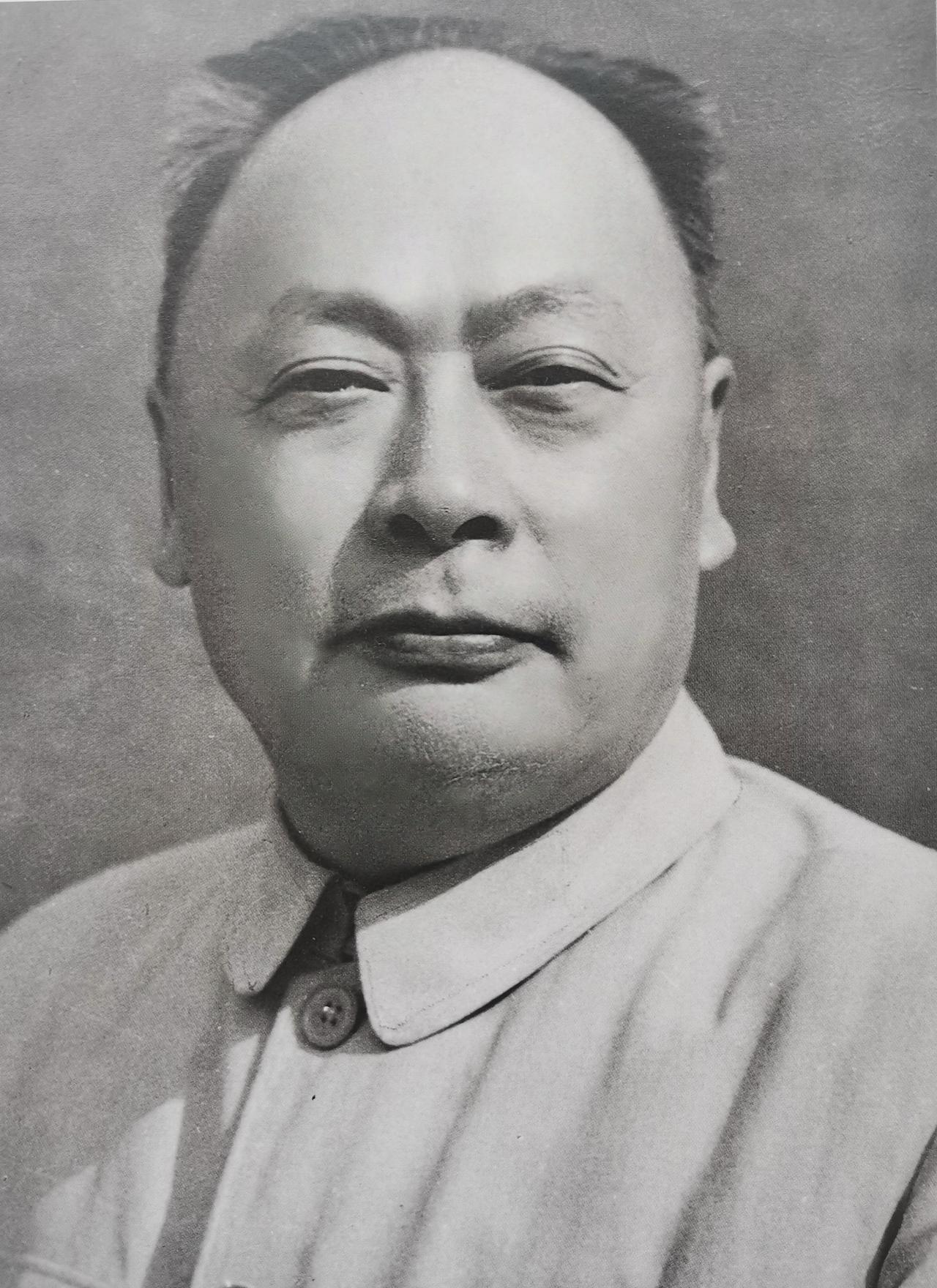 1960年，陈毅访问阿富汗归来，在新疆伊犁停留，在机场接见了苏联驻伊利领事，然后