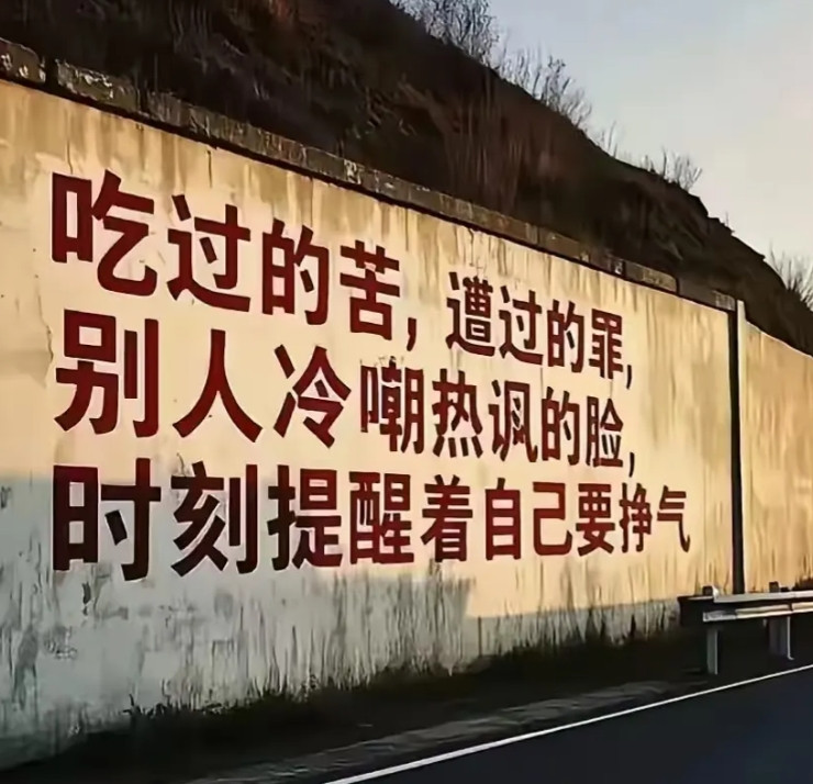 坐在办公桌前还在加班，没有一点睡意。40多岁的中年男人生活过得一塌涂地！工作异地