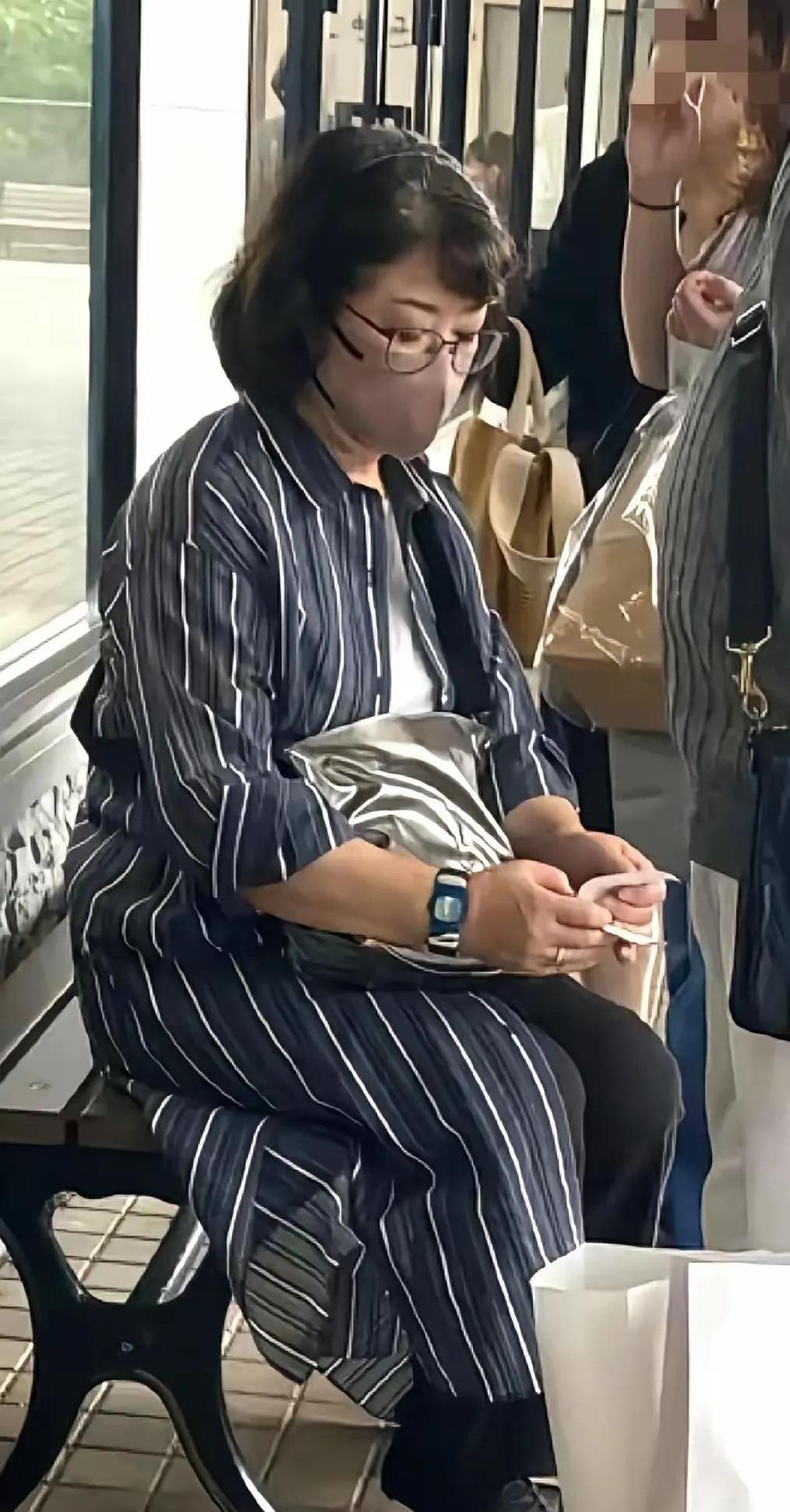 66岁的山口百惠和72岁的三浦友和，在一家普通拉面馆被拍到了。照片里他们头发花