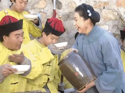 《还珠格格》真的是童年回忆了，那时候的火爆程度现在没几部剧可以比，真的是老少皆宜