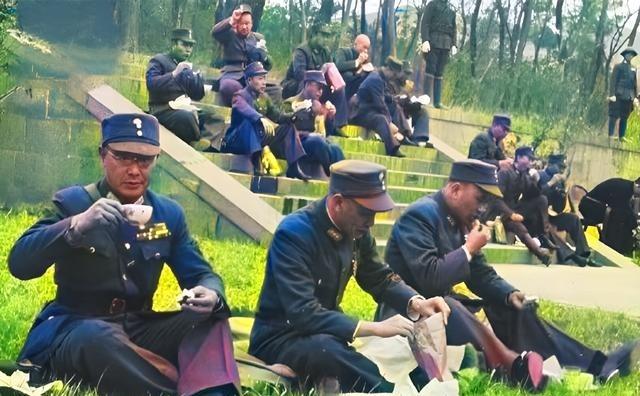 这是蒋中正带领国军众将领到灵谷寺。正值吃饭时间，蒋中正与众将领席地而坐吃饭。其他