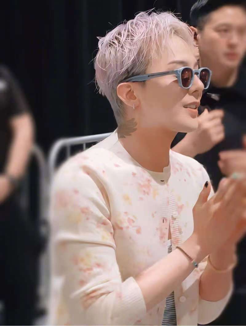权志龙身穿Prada印花针织衫亮相香港演唱会。现身机场时身穿的是MiuMiu