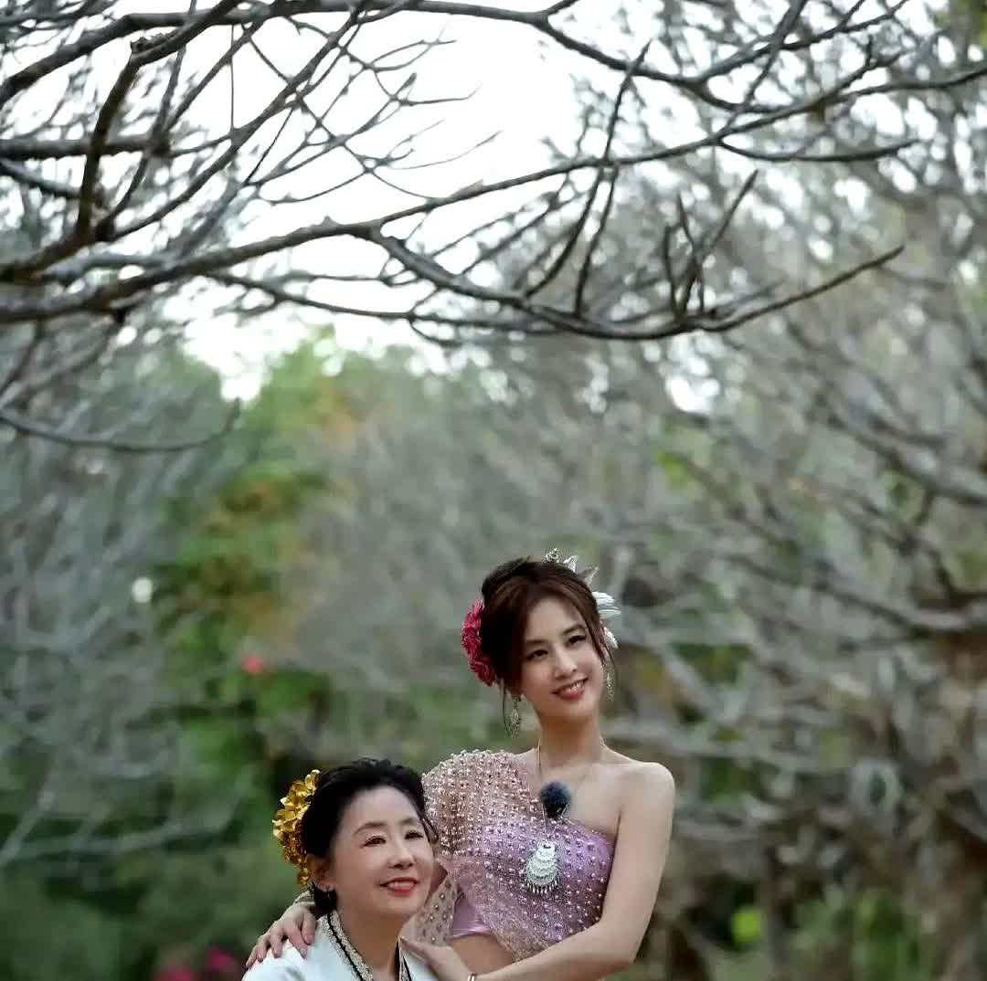 从妈妈被女儿揽着合影的姿态去看，只有邓传理是跟女儿关系最亲密的。很多人觉