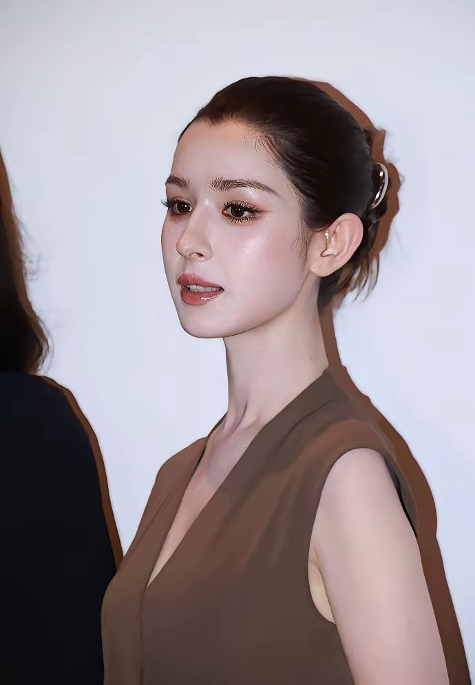 脸和身高差距好大呀，不放图2我以为她有一米七呢