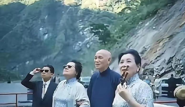 一张模糊的老照片，最近在朋友圈被转来转去。大家都说这是60年代宋家三姐妹在台