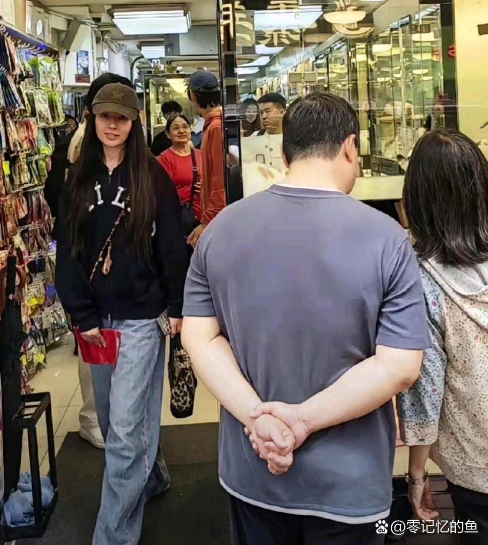 网友在香港偶遇郭碧婷，41岁依旧少女感满满，状态也太好了吧！