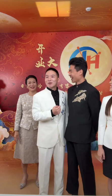 刚刚看到谢浩男说，他们从来没有把海军当做是员工对待，他就是我们永远永远最好的伙