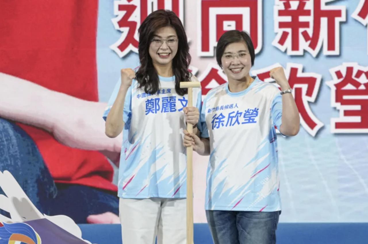 国民党主席郑丽文此前曾透露，目前由蓝营执政的嘉义市与彰化县属于艰困选区，而新竹县