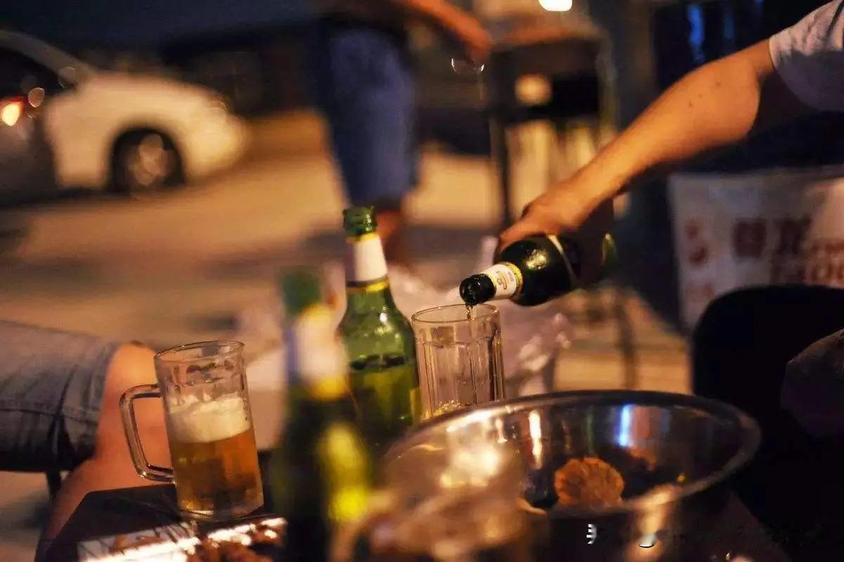 同事酒后一通瞎侃，差点没把我送走……有些秘密，真该烂在酒坛子里！前天组局吃