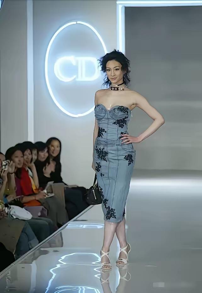 我并不觉得李小冉有多美，她那“苦瓜脸”的长相，实在不合我意，但这丝毫不妨碍她在男