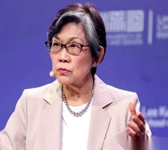 新加坡资深大使陈庆珠，在一场论坛上，对着满屋子的人，扔下了一句话。她说，中美“