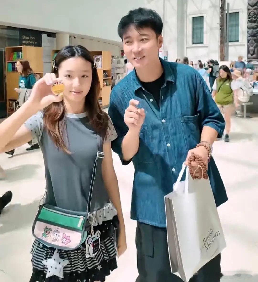 张丹峰晒一家三口游英国，12岁女儿想去看大英博物馆，洪欣陪孩子买面包，她染了一头