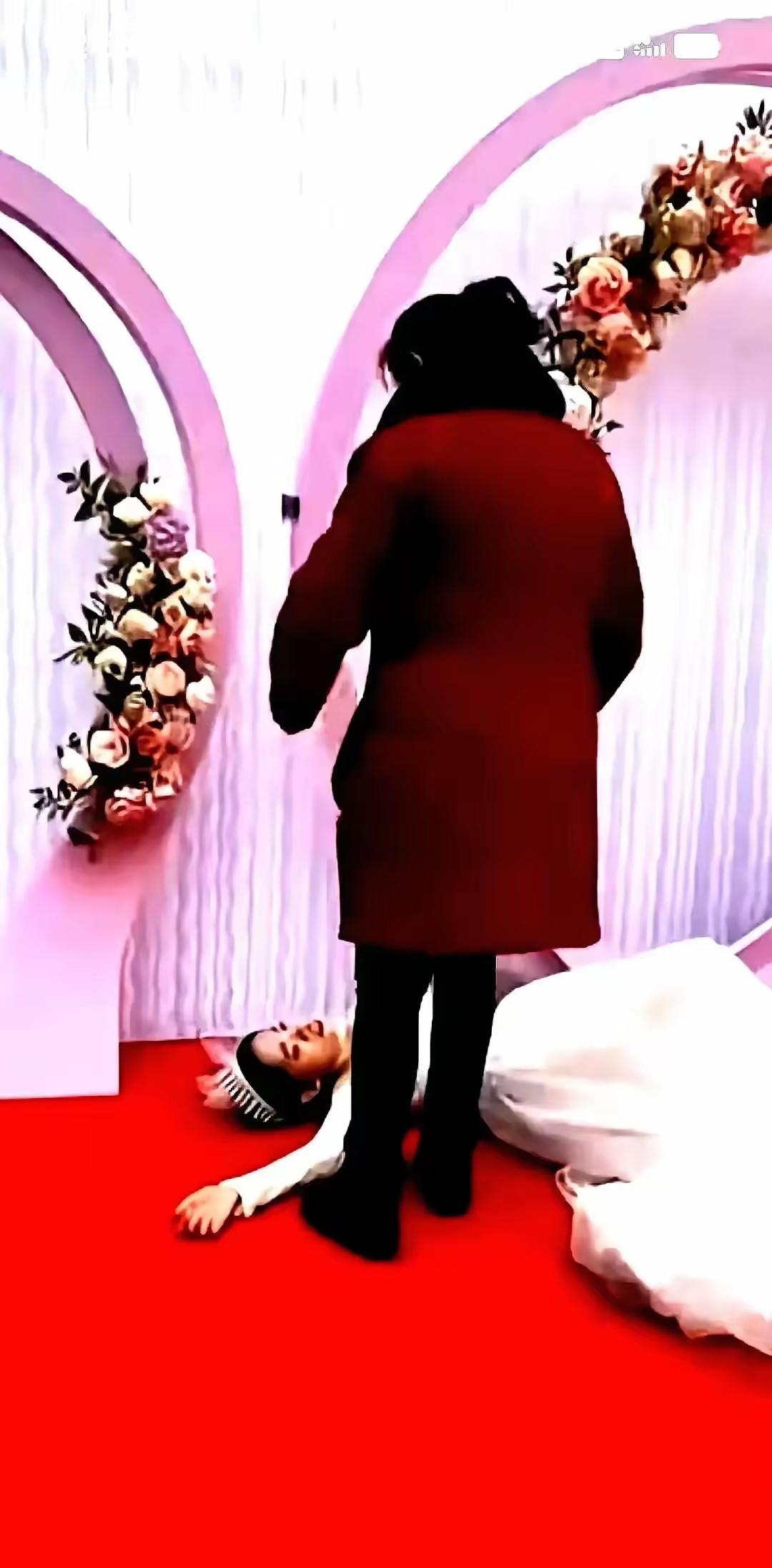 昆明一家酒店里，原本是喜气洋洋的婚礼现场，可一段准丈母娘当场踹倒新娘的视频却突