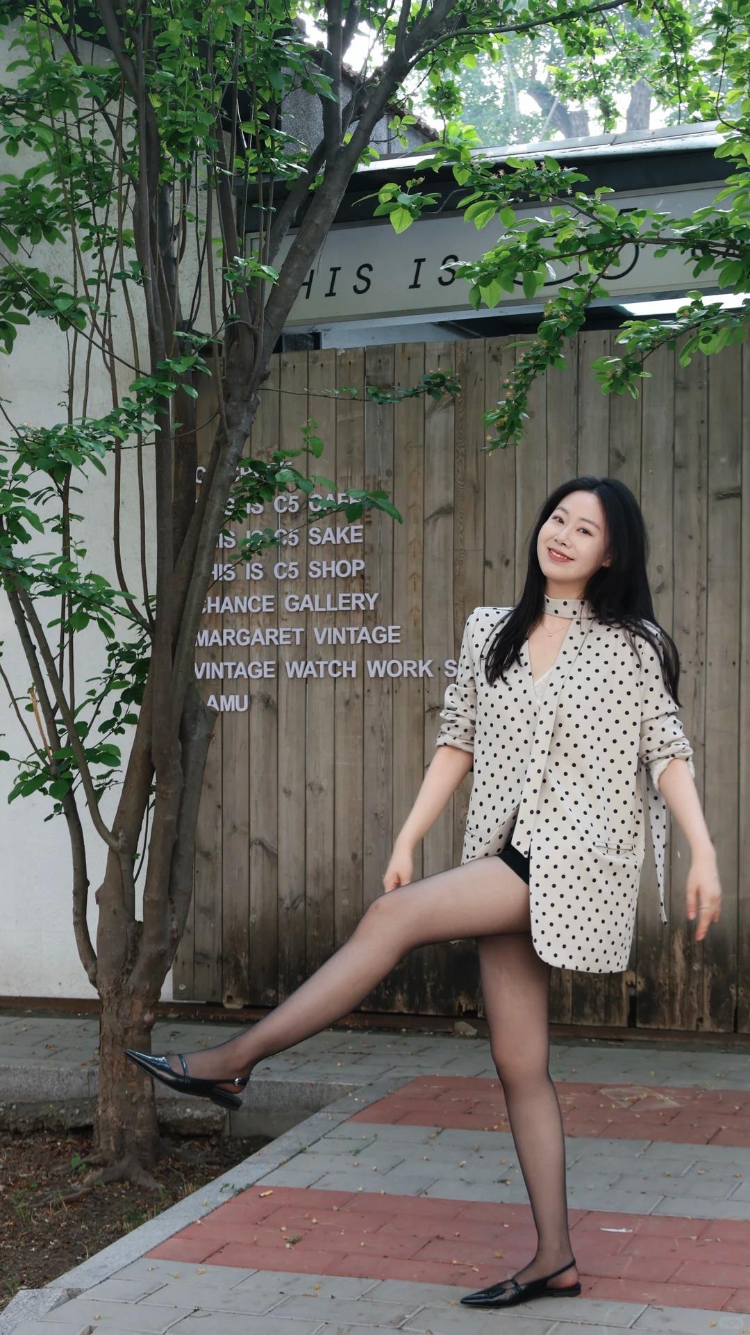 春日OOTD｜温柔又显瘦的日常通勤穿搭上身选一件复古波点西装外套，米白底+