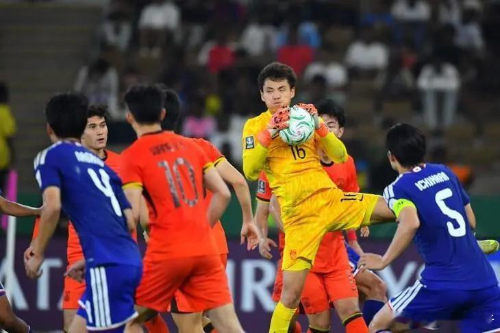 国足大换血！曝邵佳一召入10名U23，3人首次入选，刘诚宇入围周二，据《体坛周报