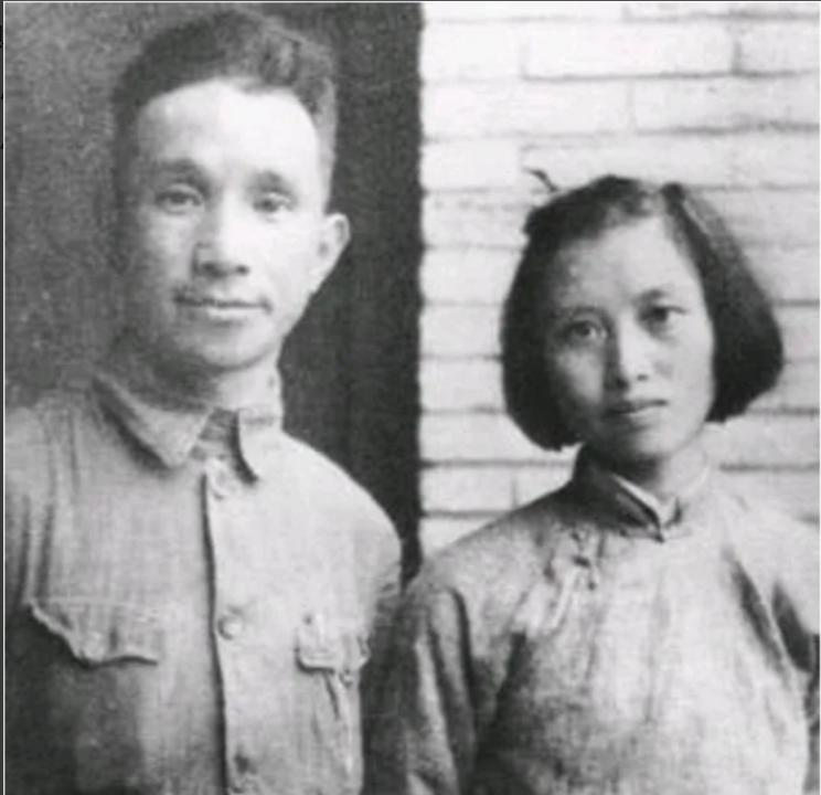 她是新四军公认的第一美女，出身名门却勇赴硝烟，一身军装、皮带束腰，利落短发，素面