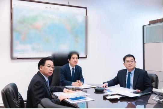 解放军军演第二天，赖清德一脸凝重听汇报，台媒：远火是最大威胁 谁都知道，解放