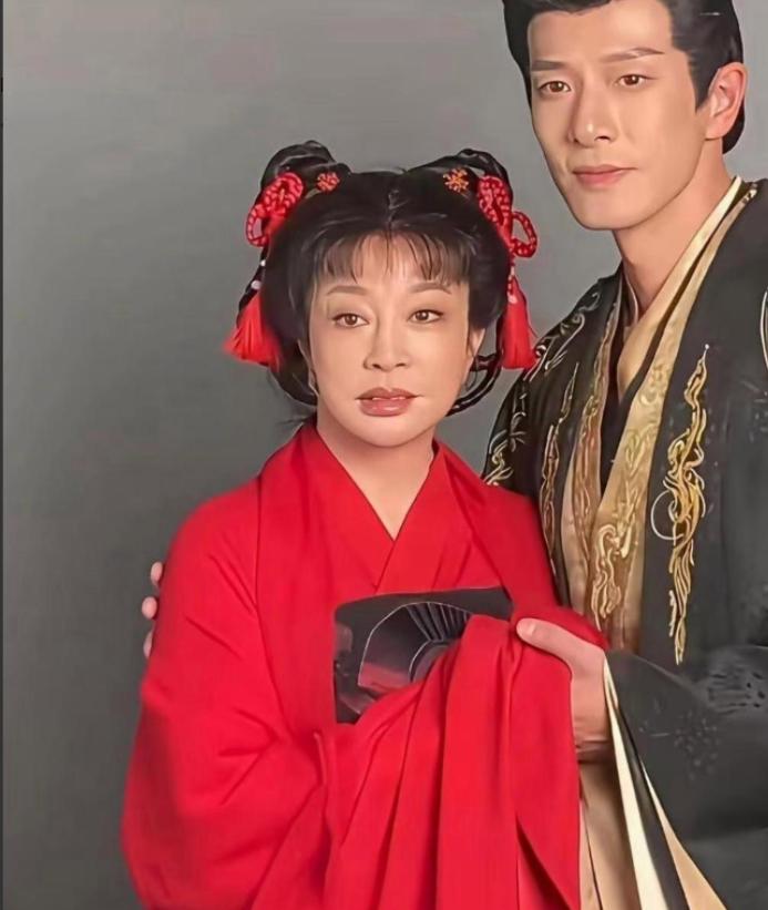 导演疯了！让75岁刘晓庆演18岁少女，镜头推近，滤镜开到十级，磨皮磨到鼻梁快消失