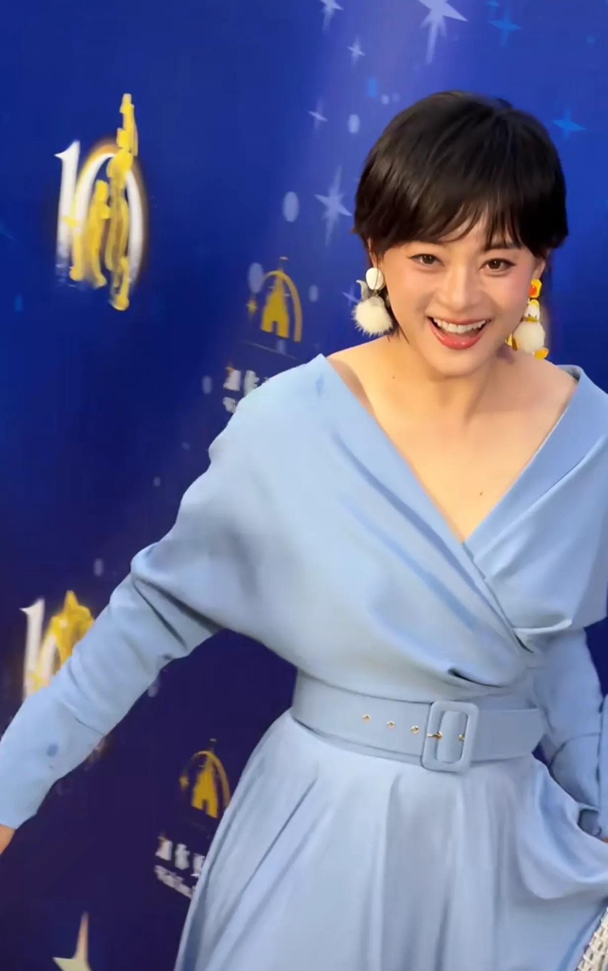 孙俪身上那条是ElisabettaFranchi的柔雾蓝长款礼服，低饱和雾面质