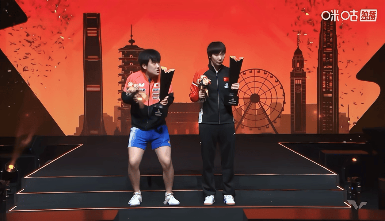 纸盒的胆子也太小了吧，一个礼花炮至于吓成这样？淡定的鱼，害怕的狗，真服了。