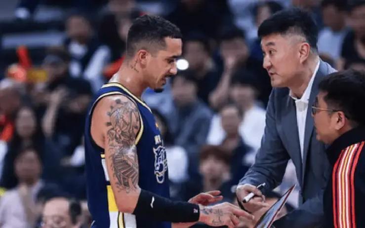 郭艾伦正在被他的右腿股四头肌“强迫”休战。这敲碎了他过去三个赛季的出场率：