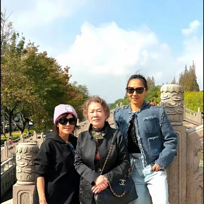 60岁刘嘉玲，陪母亲回老家苏州，在苍蝇馆子吃云吞，看起来像少女一样，一点不显老！