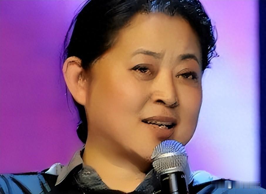 67岁倪萍身家过亿，为何27岁儿子成她最大心病？上个月，倪萍带着27岁的儿子虎