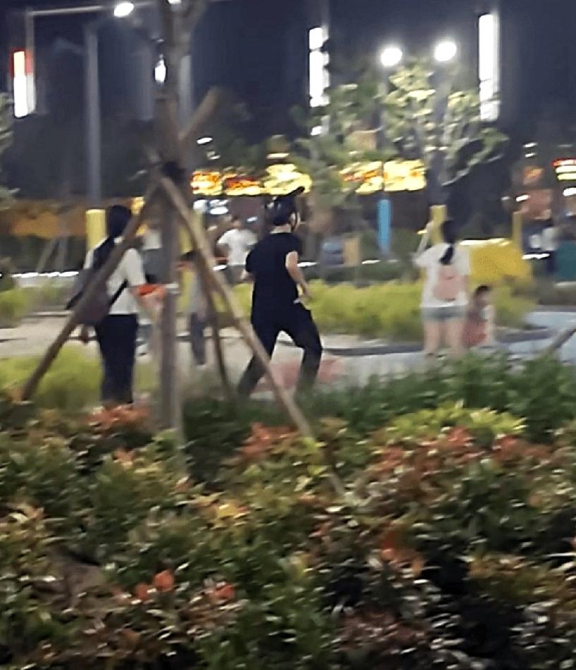 香港将军澳惊现黑衣刀客！今（19日）一名男子头戴头盔、身穿黑衫黑裤，手持一把利刀