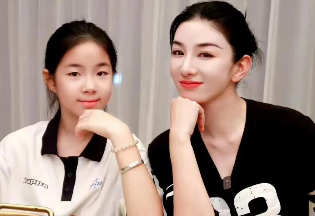 知不知道黄奕女儿要是真的去SM签约会怎么样？签上了就是十年八年的，违约金高