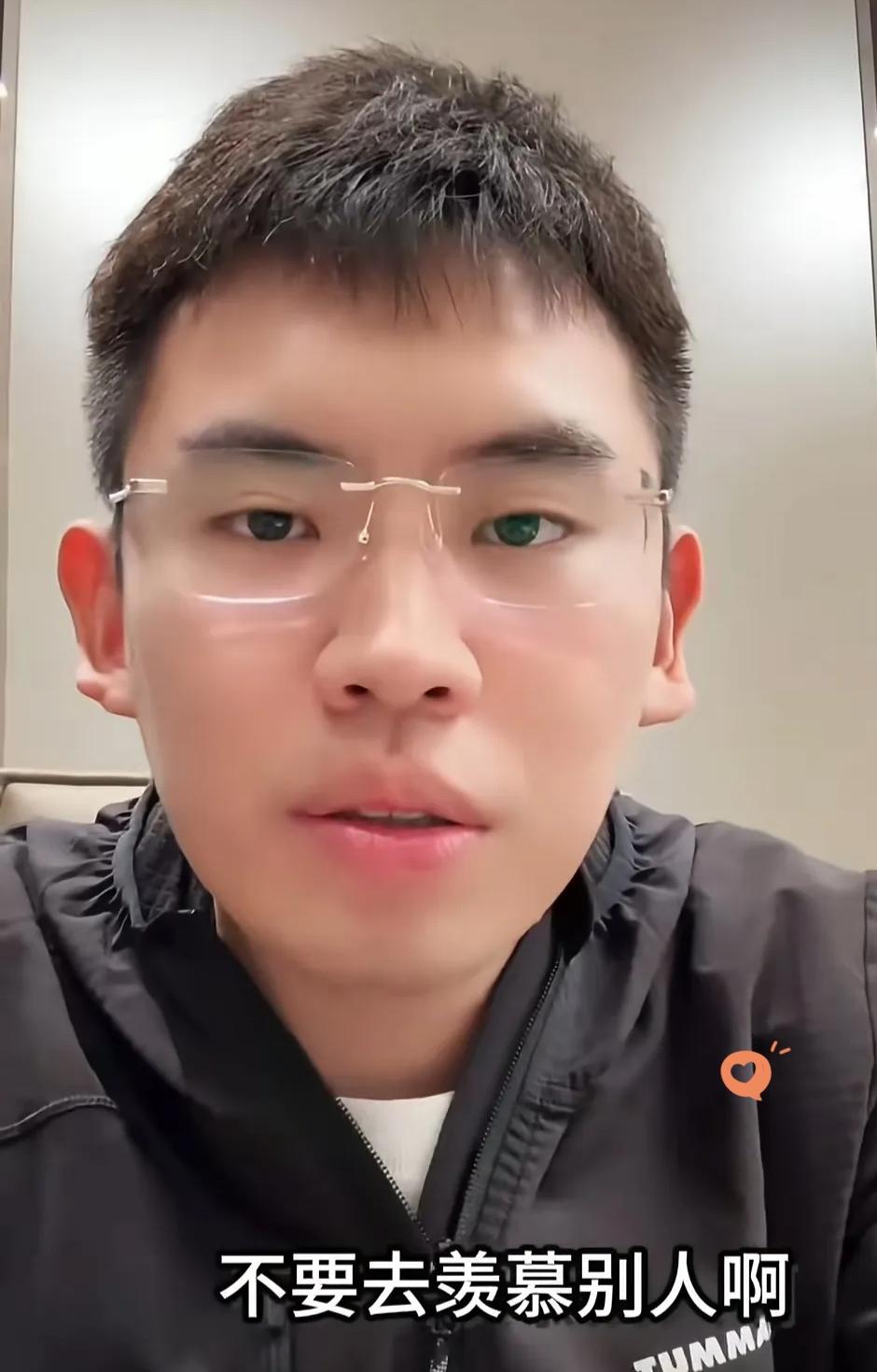 我宣布，今天网红圈，对前女友最大方的人，那就是听泉鉴宝了。直播里直言谈