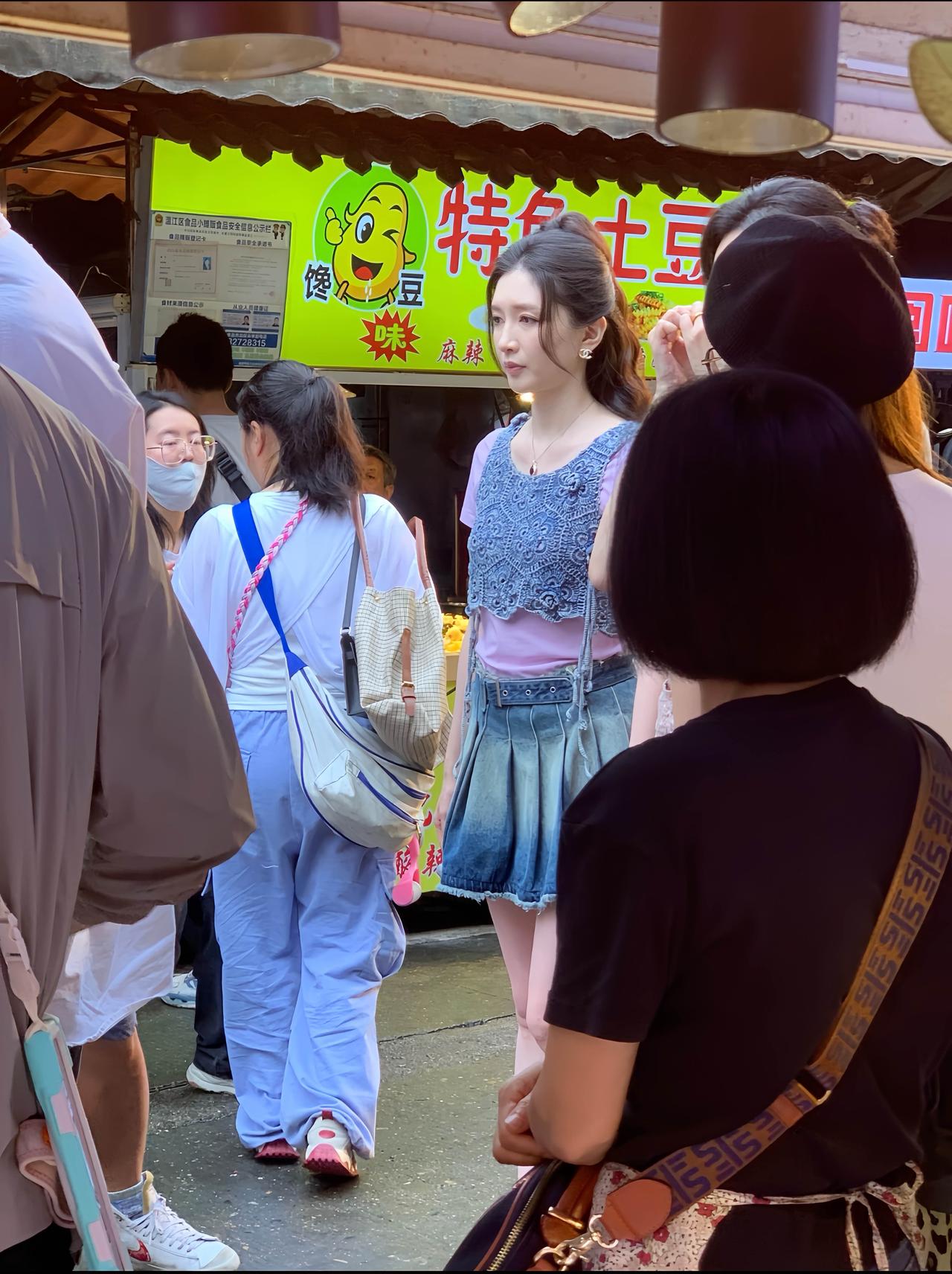 近日，江疏影现身四川，在成都温江柳浪湾拍戏被偶遇的画面。38岁的江疏影穿着牛
