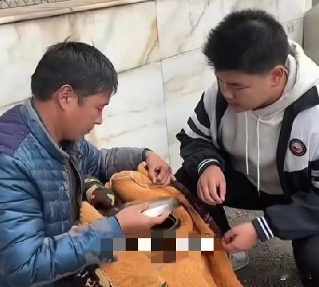 11月18日，四川一父亲担心上高三的儿子在学校吃不好，特意炖好一锅肉，然后用棉袄