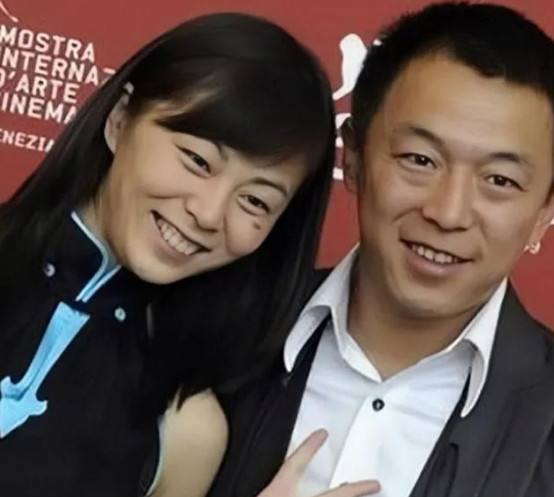 黄渤曾公开表示：给我100亿，我都不换老婆，然而令人意外的是，黄渤的老婆相貌平平