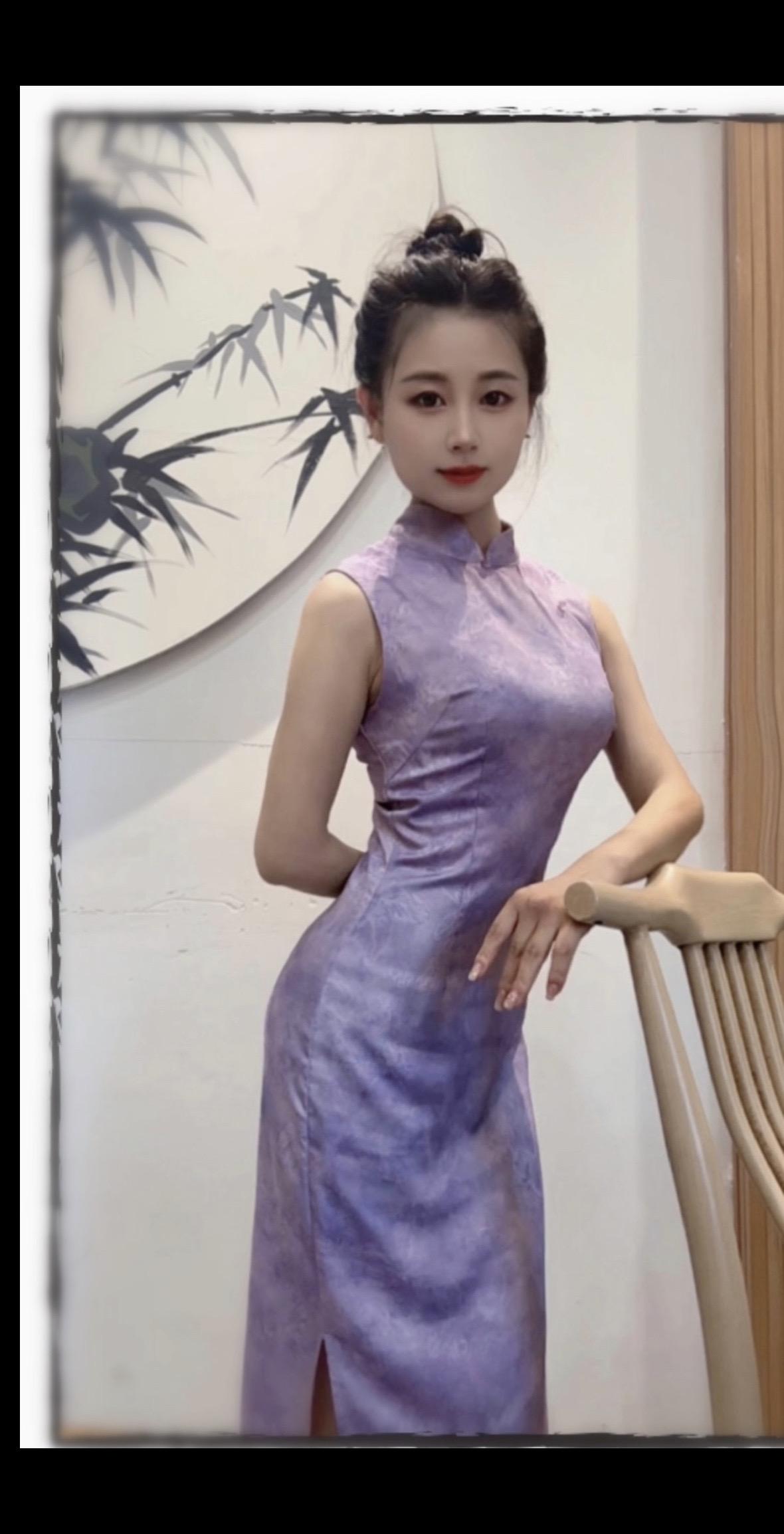 真的是到了年纪、爱穿旗袍的血脉就觉醒了、一定要穿碎花裙嘛？
