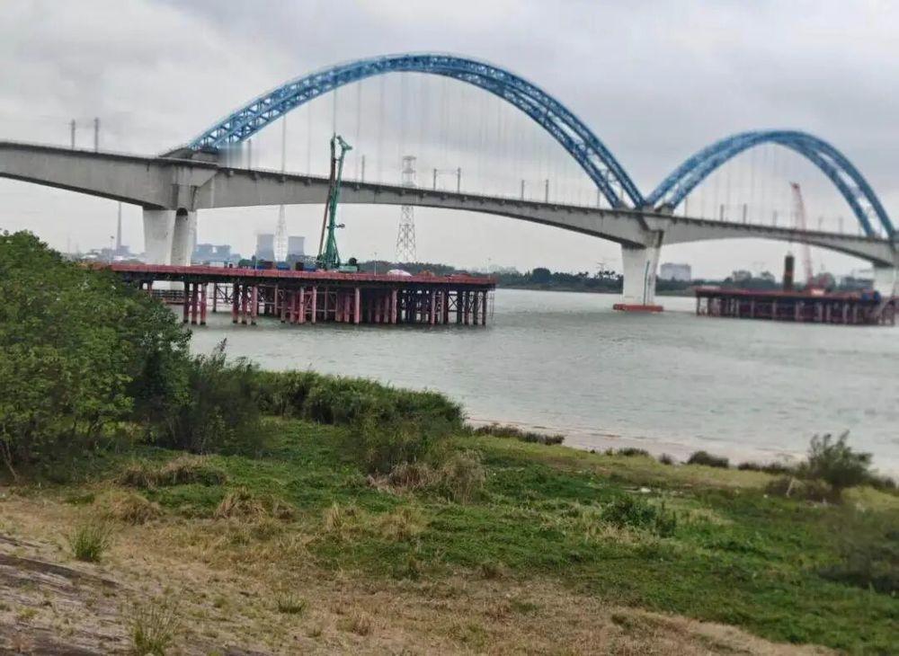 广东江门古劳镇一在建大桥施工点为何成了致命陷阱？一家五口驾车误入无防护通道坠江遇